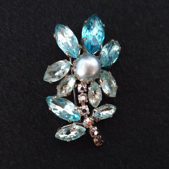 Gorgeous Vintage Mid-Century Blue Rhinestone Silver Tone Flower Brooch - Picture 4 of 11